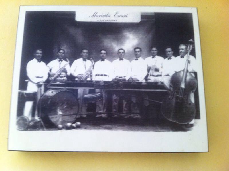 Fotografía antigua de marimbistas escazuceños con contrabajo